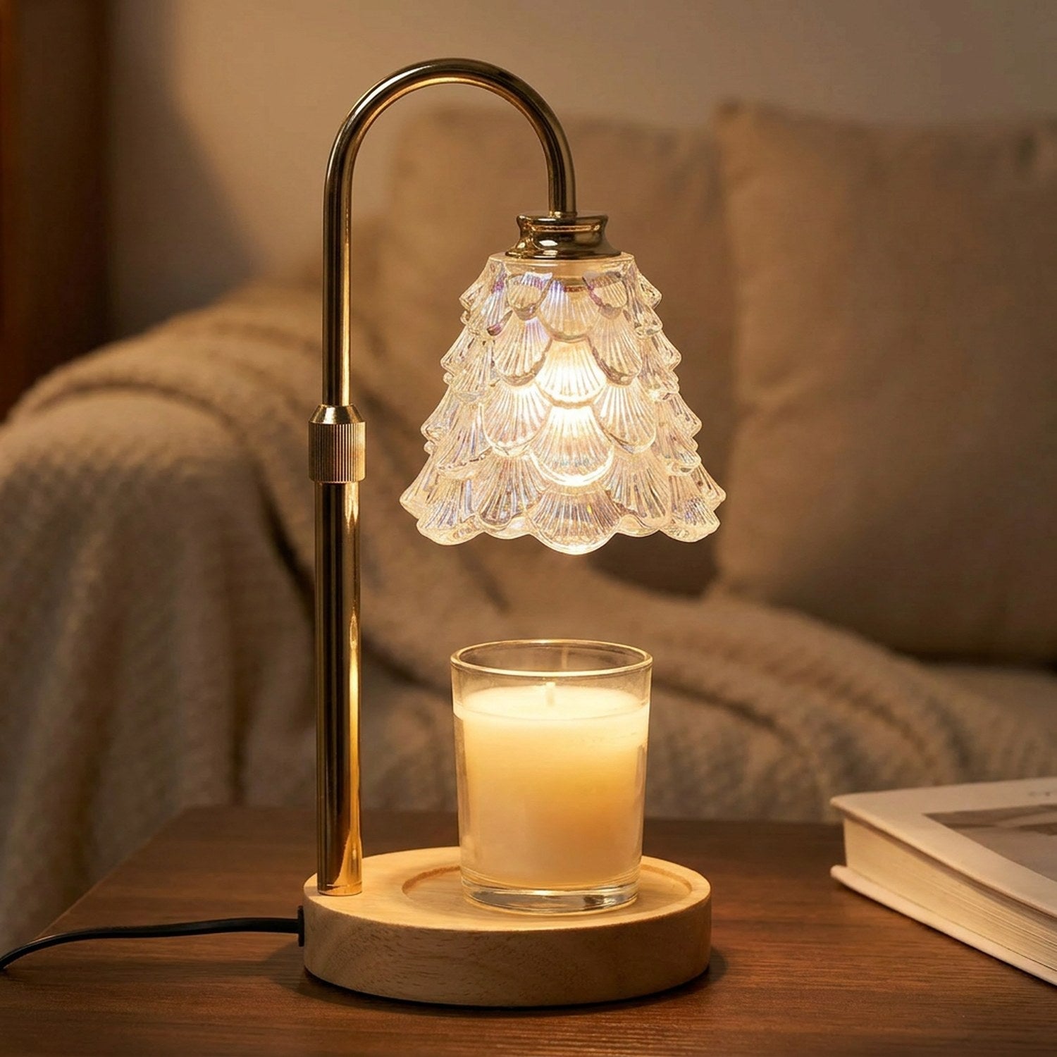 Lampe chauffe-bougie diffusant une lueur tamisée sur un bureau en bois le soir