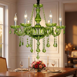 Lustre en cristal vert allumé au-dessus d'une table à manger dressée