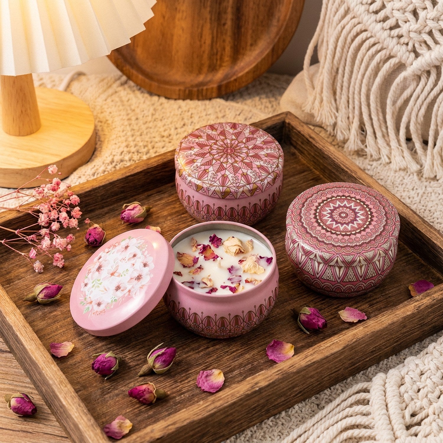 Coffret bougies mandala rose sur plateau bois pétales de roses boho