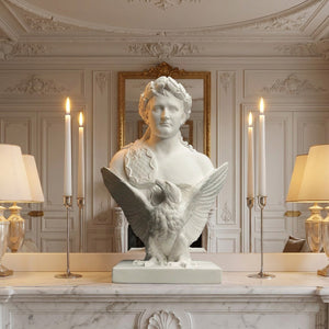 Buste Napoléon sur manteau de cheminée dans salon haussmannien avec candélabres