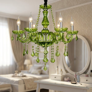 Lustre en cristal vert dans une chambre élégante au-dessus d'une coiffeuse
