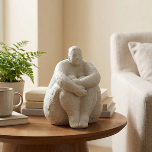 Figurine femme ronde blanche assise sculpture décorative sur table basse