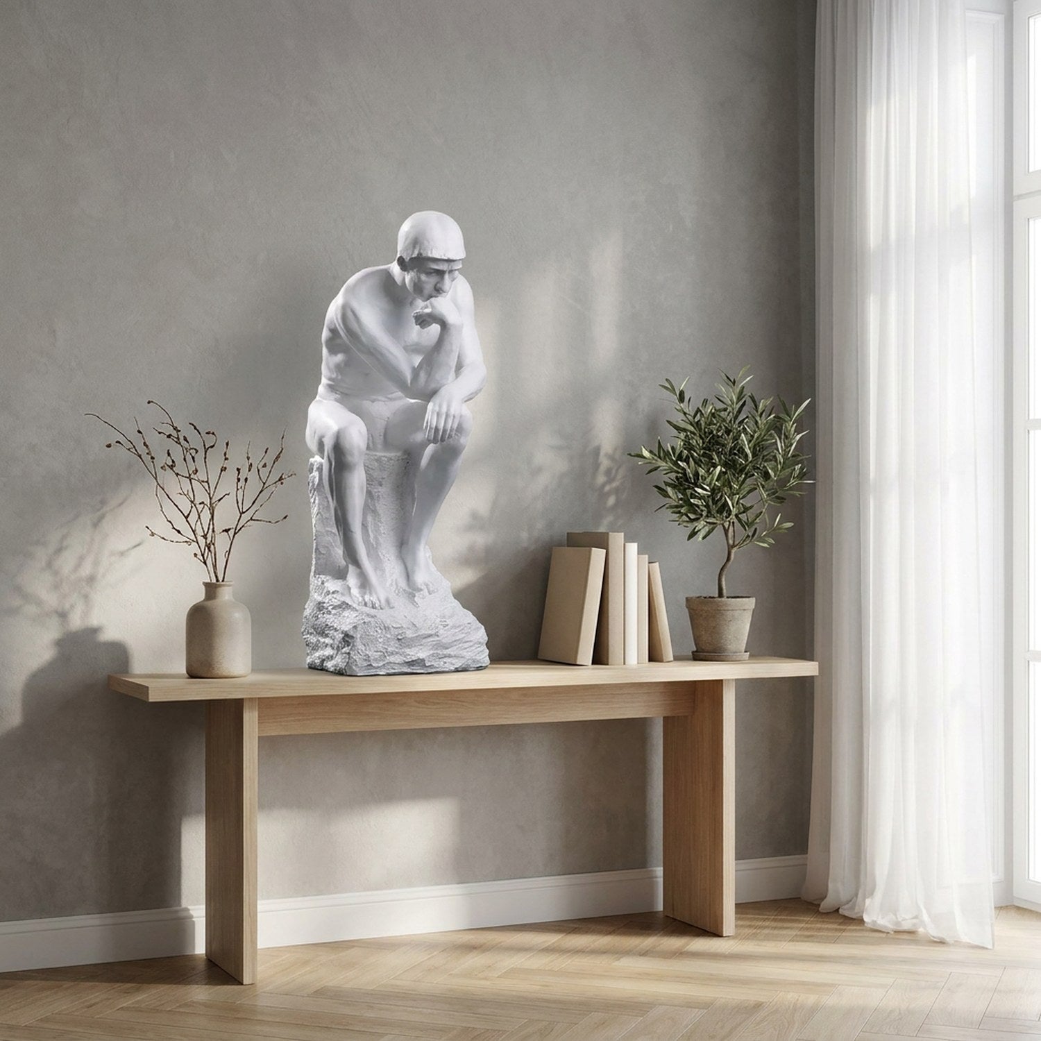 Statue penseur de Rodin en résine sur console moderne dans salon lumière naturelle