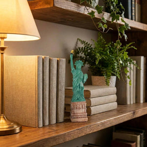 Statuette de la Liberté en résine sur bibliothèque