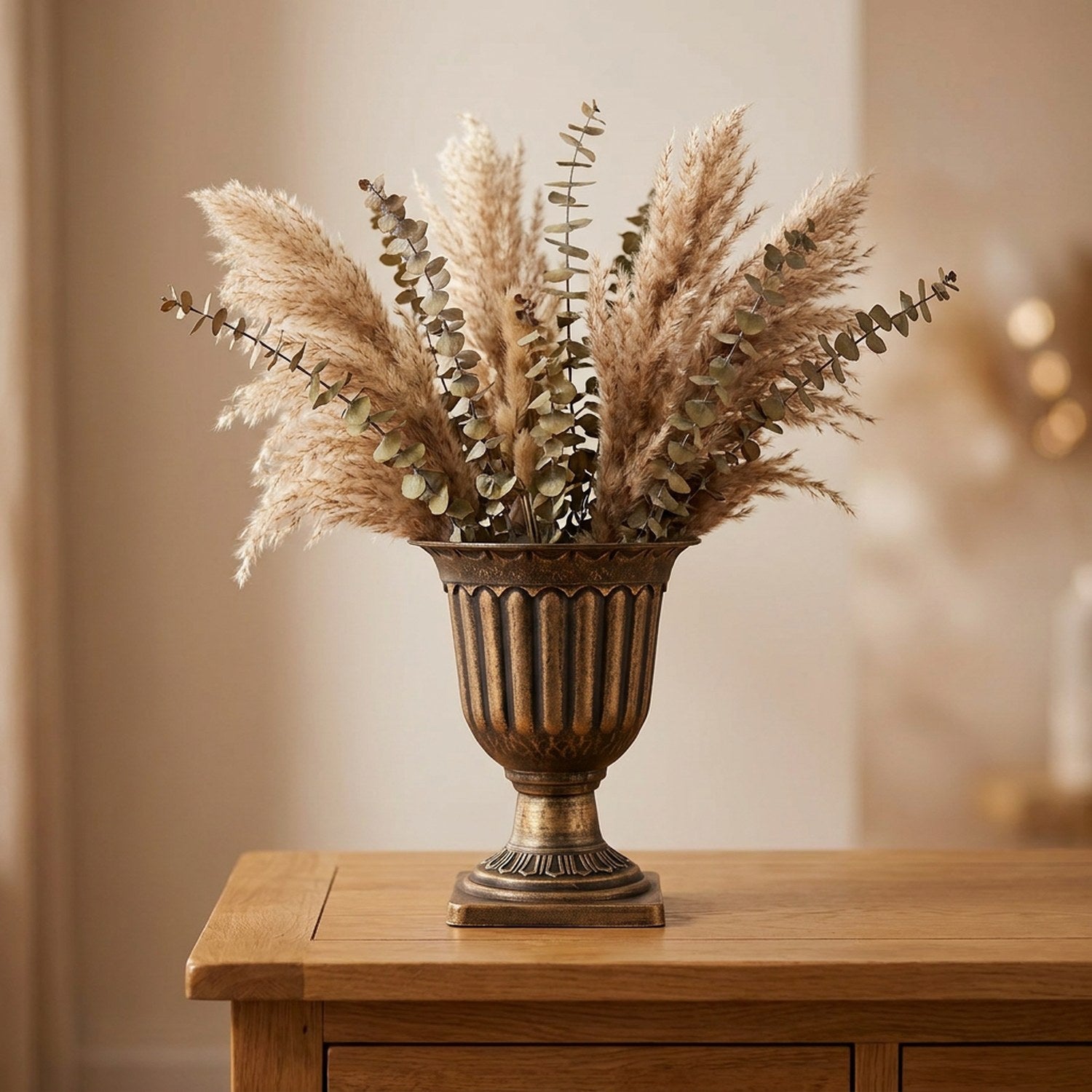 Vase romain style antique bronze avec pampa sur console en bois