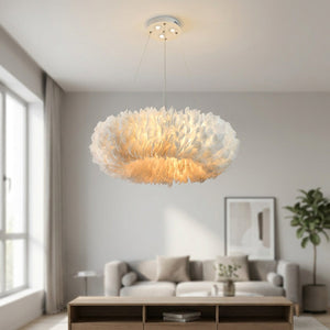 Lustre suspension en plumes blanches au plafond d'un salon moderne avec lumière chaude diffuse