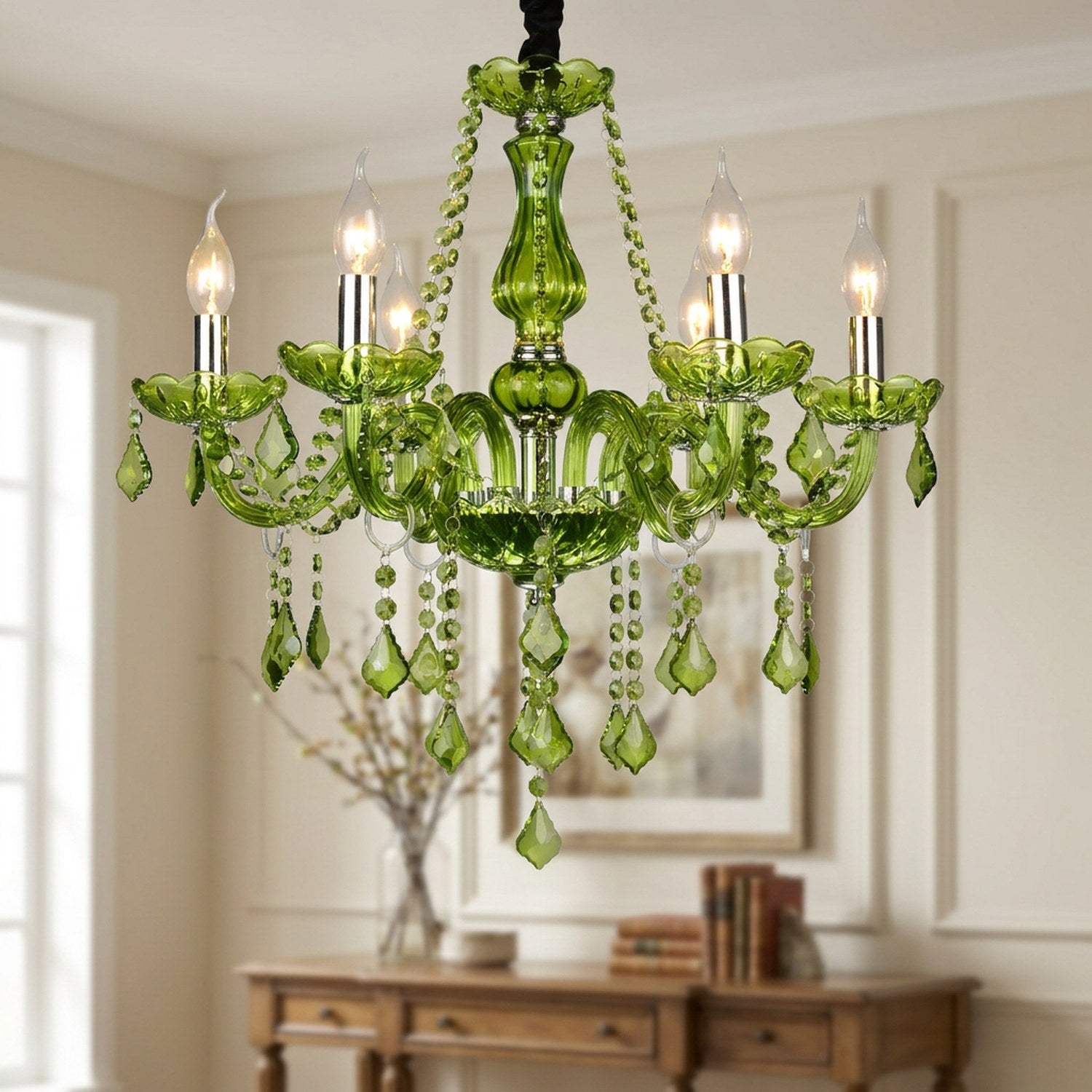 Lustre en cristal vert à six bras suspendu dans un salon lumineux