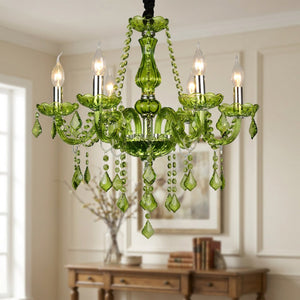 Lustre en cristal vert à six bras suspendu dans un salon lumineux