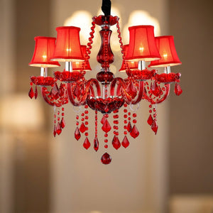 Lustre cristal rouge avec abat-jour gros plan
