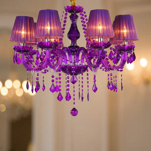 Lustre cristal violet avec abat-jour gros plan