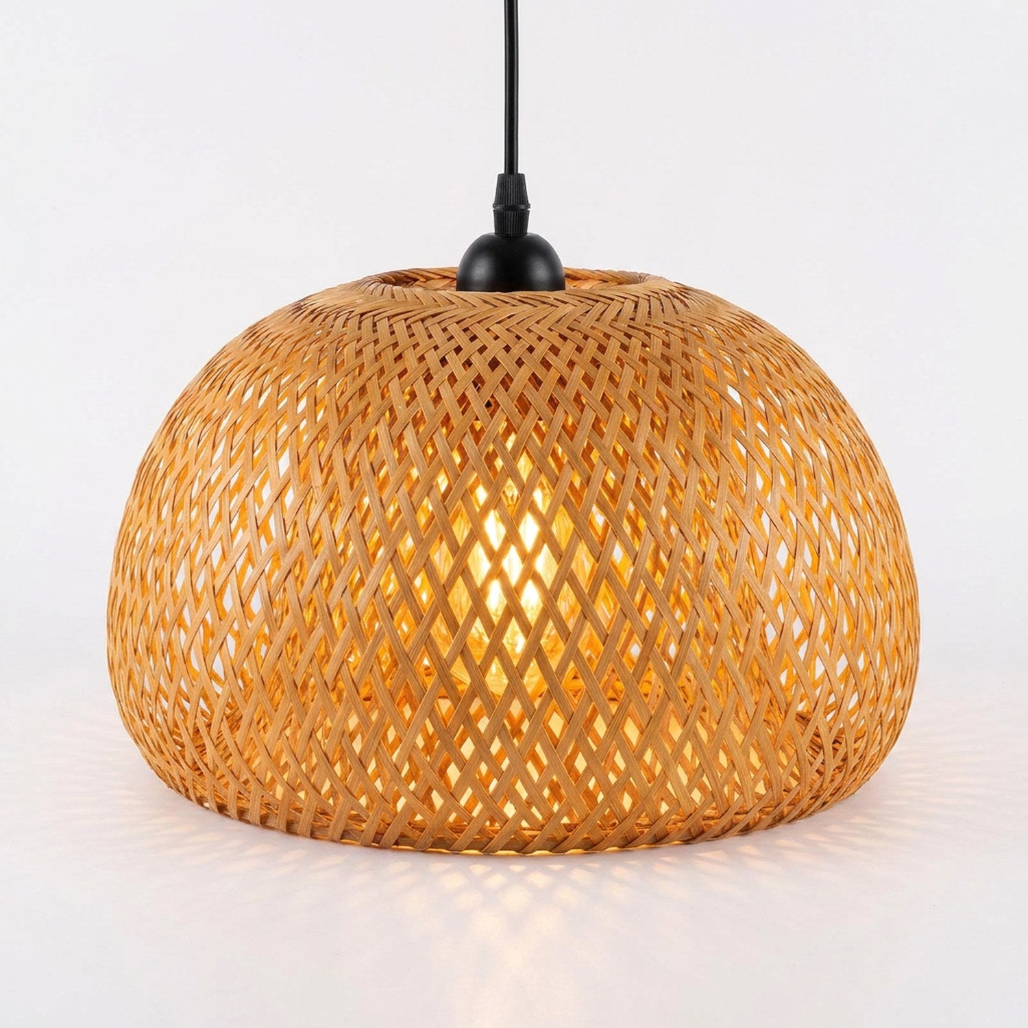 Suspension bambou tressé 26 cm allumée fond blanc