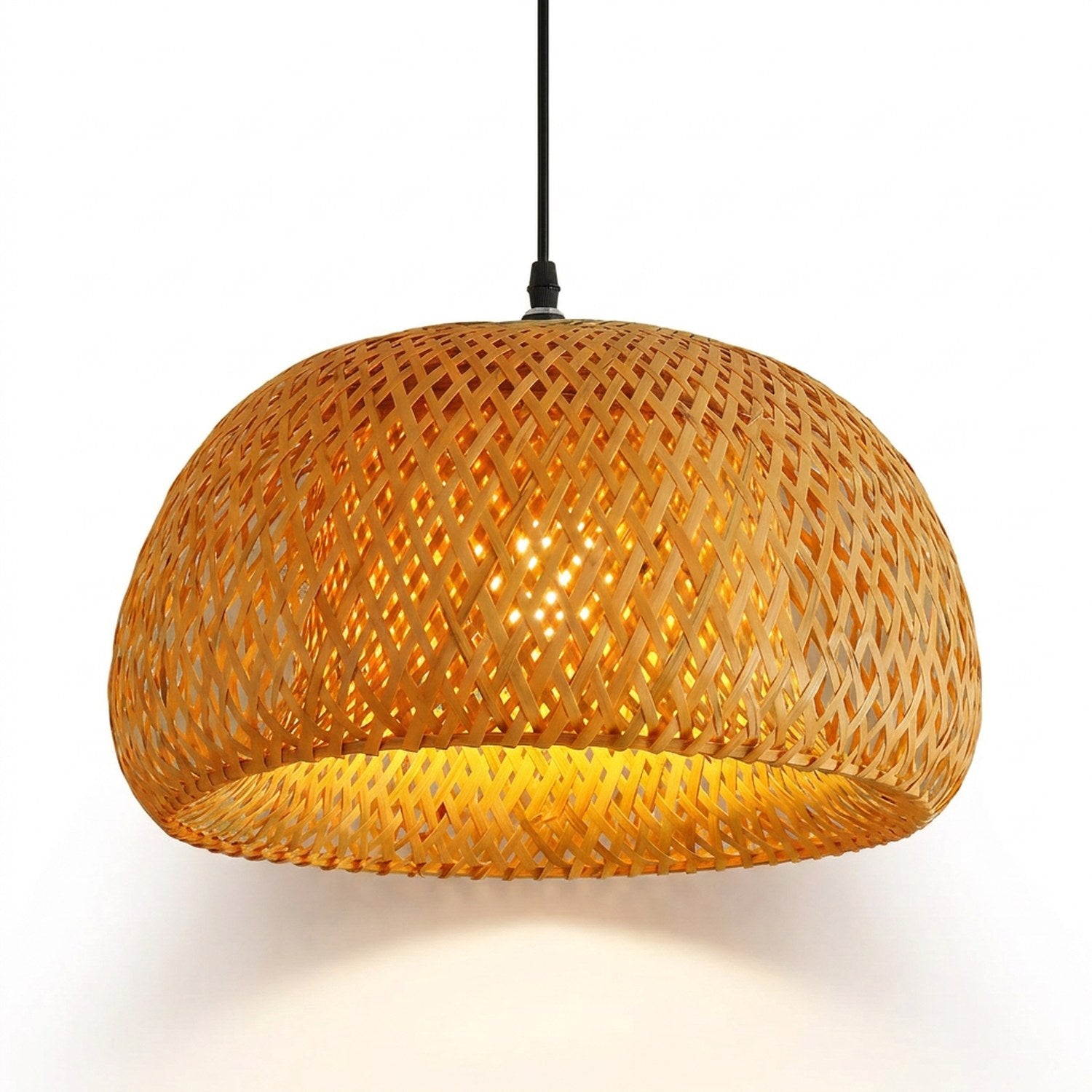 Suspension bambou tressé 28,5 cm allumée fond blanc