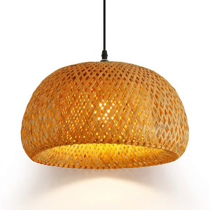 Suspension bambou tressé 28,5 cm allumée fond blanc