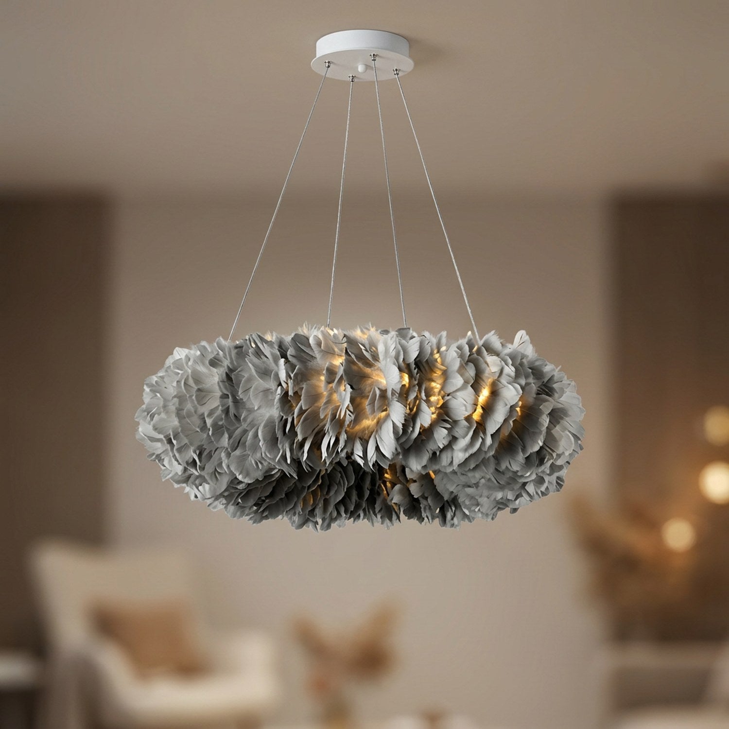 Lustre suspension plumes grises gros plan allumé