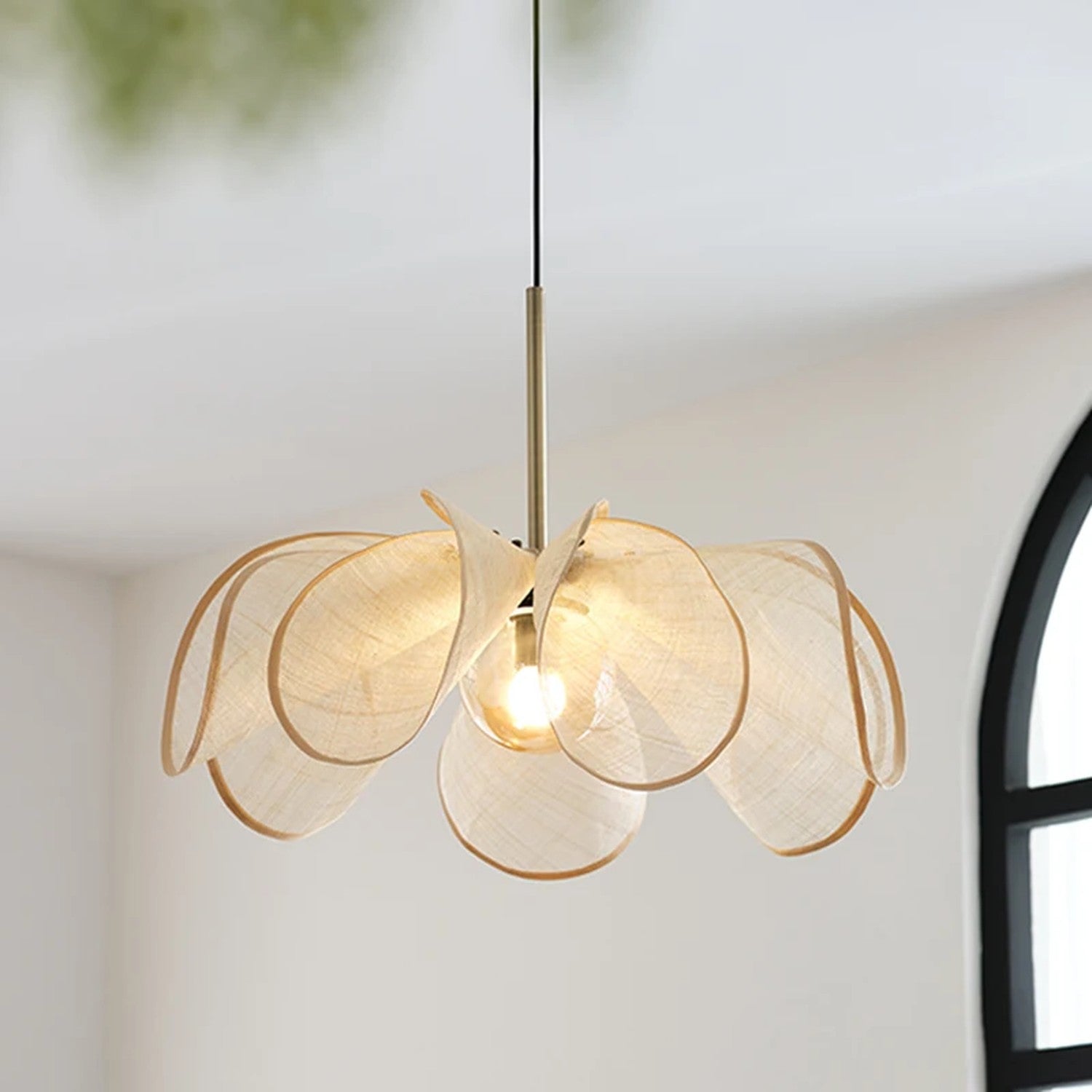 Lustre suspension pétales tissu beige allumé fond fenêtre arche
