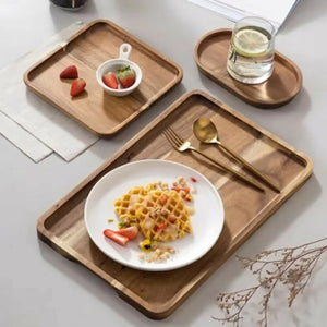 Vue d'ensemble de plateaux en bois d'acacia naturel avec aliments et vaisselle