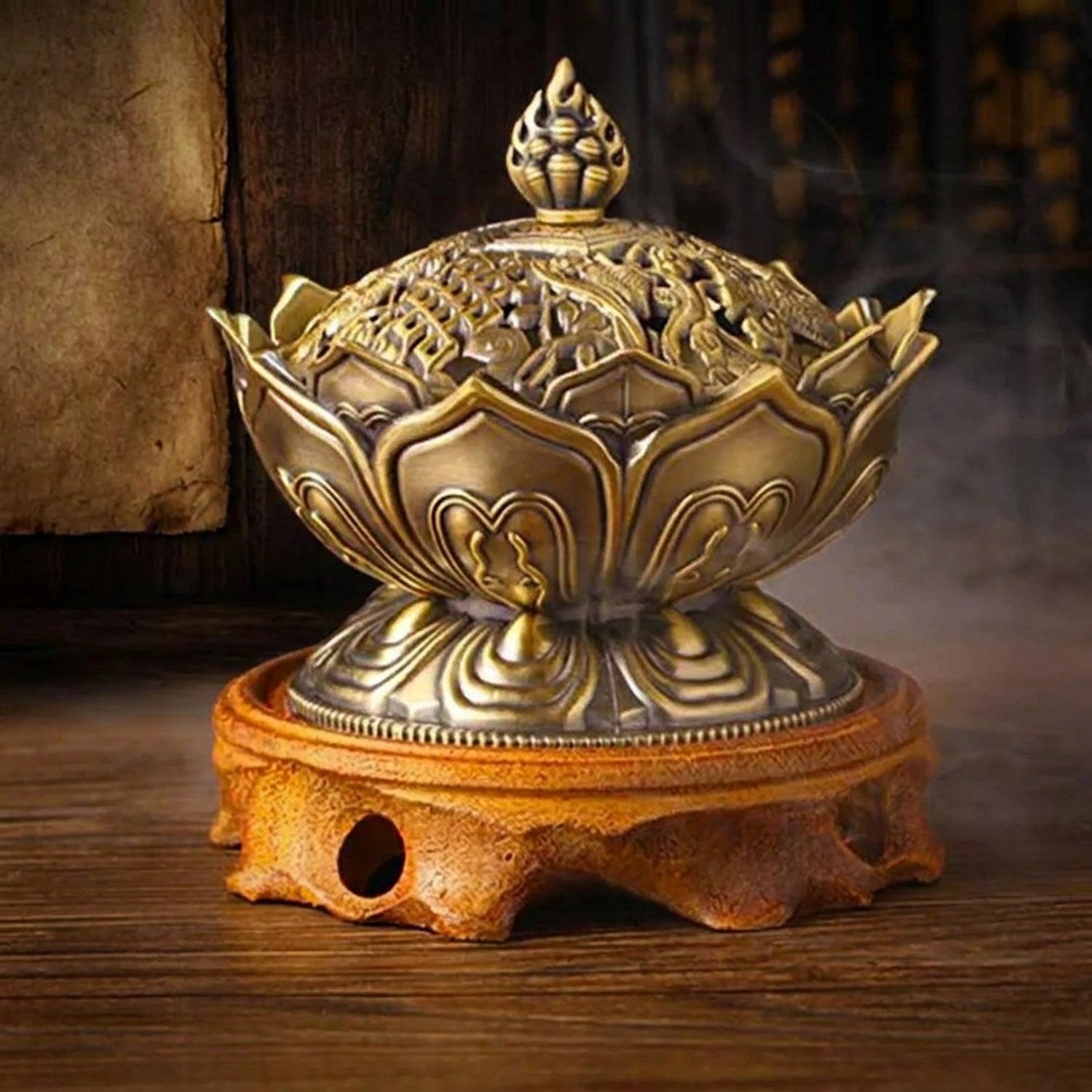 Brûleur encens bouddha bronze sur socle en bois dans cadre zen