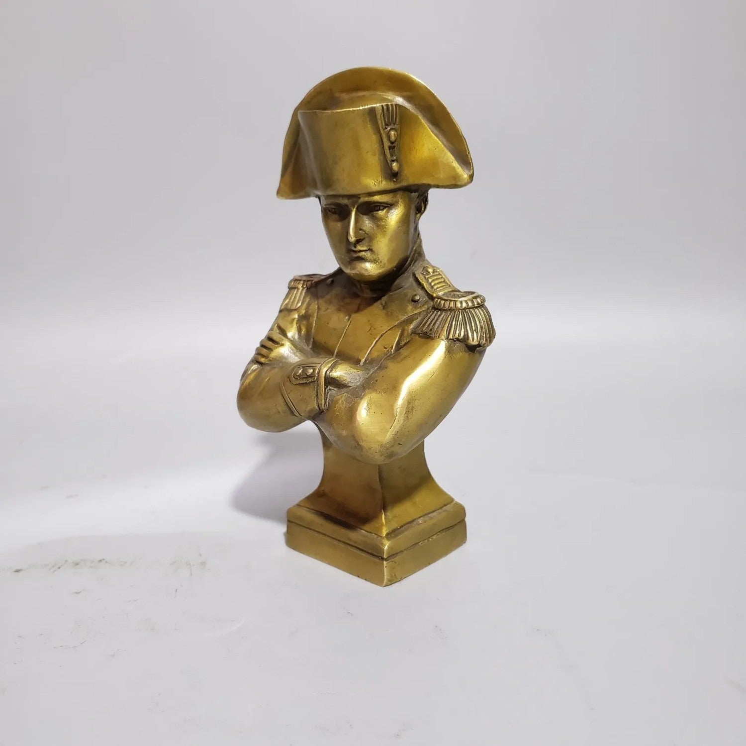 Buste Napoléon en résine bronze doré vue de face complète fond gris neutre