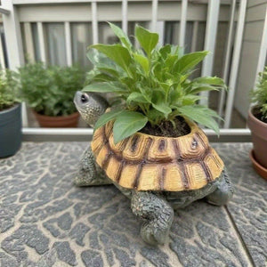 Jardinière tortue réaliste en résine avec herbes aromatiques sur terrasse en pierre