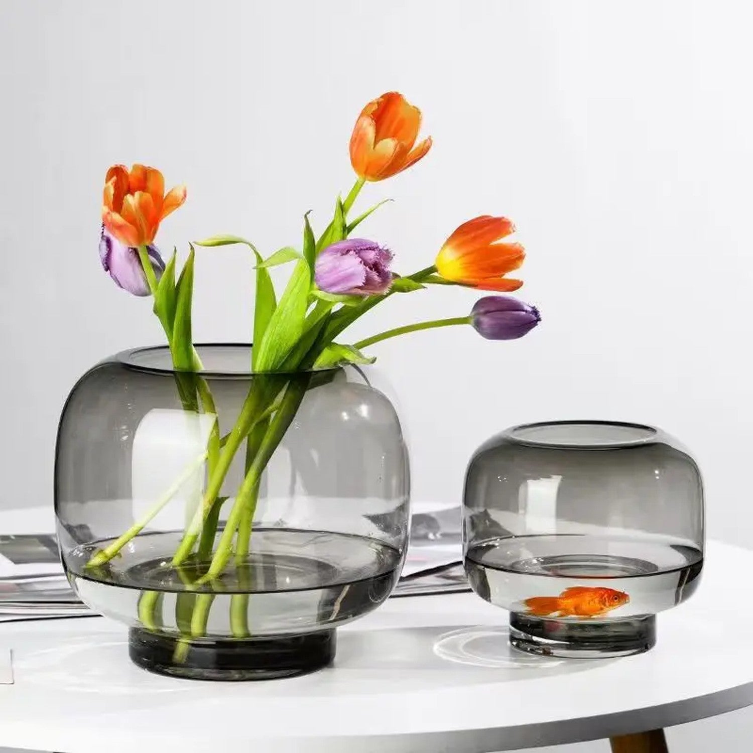 Vase bulle gris en deux tailles avec tulipes colorées et poisson rouge