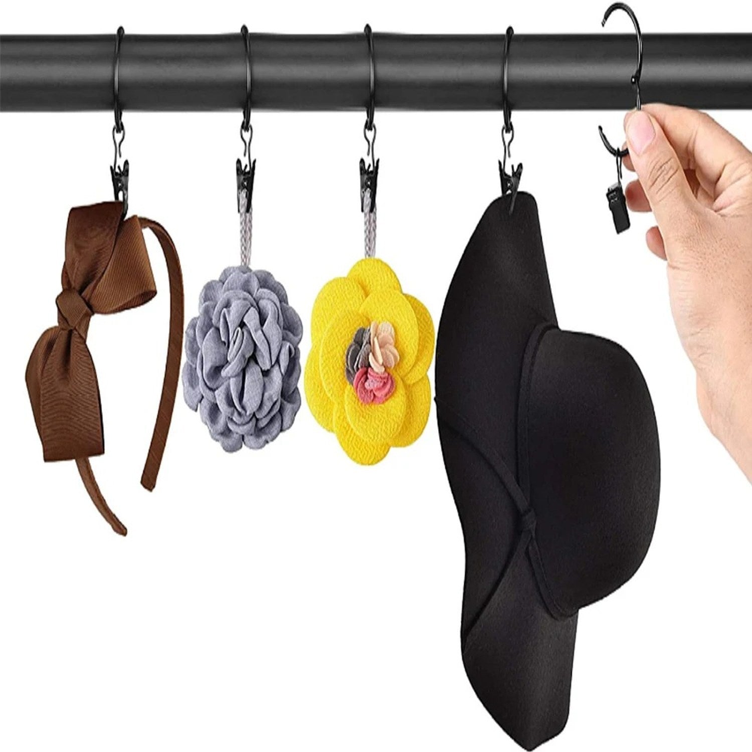 Anneaux de rideau noirs utilisés pour suspendre des accessoires sur une tringle