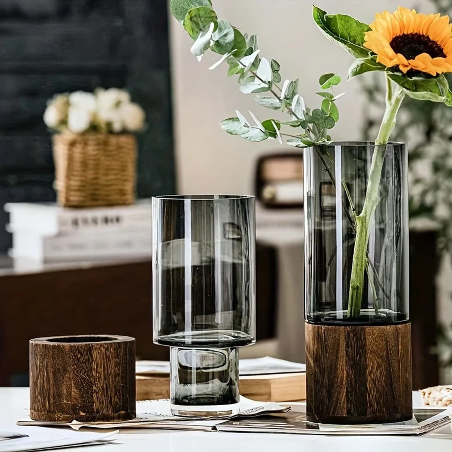 Comparatif de tailles du vase en verre fumé base bois avec tournesol et eucalyptus