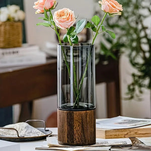 Vase en verre fumé base en bois avec bouquet de roses sur table
