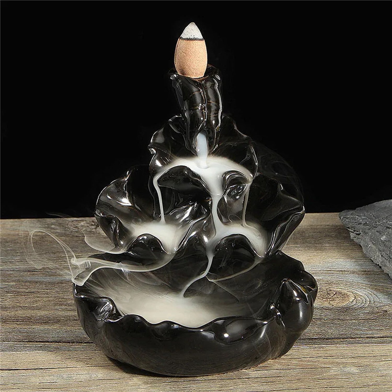 Brûleur d'encens cascade en céramique noire ambiance vapeur fumée zen