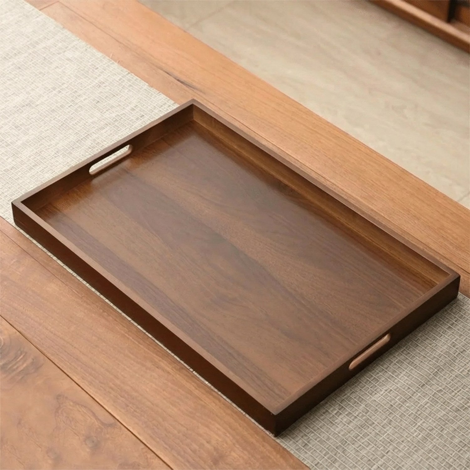 Grand plateau bambou noyer vu du dessus sur table en bois