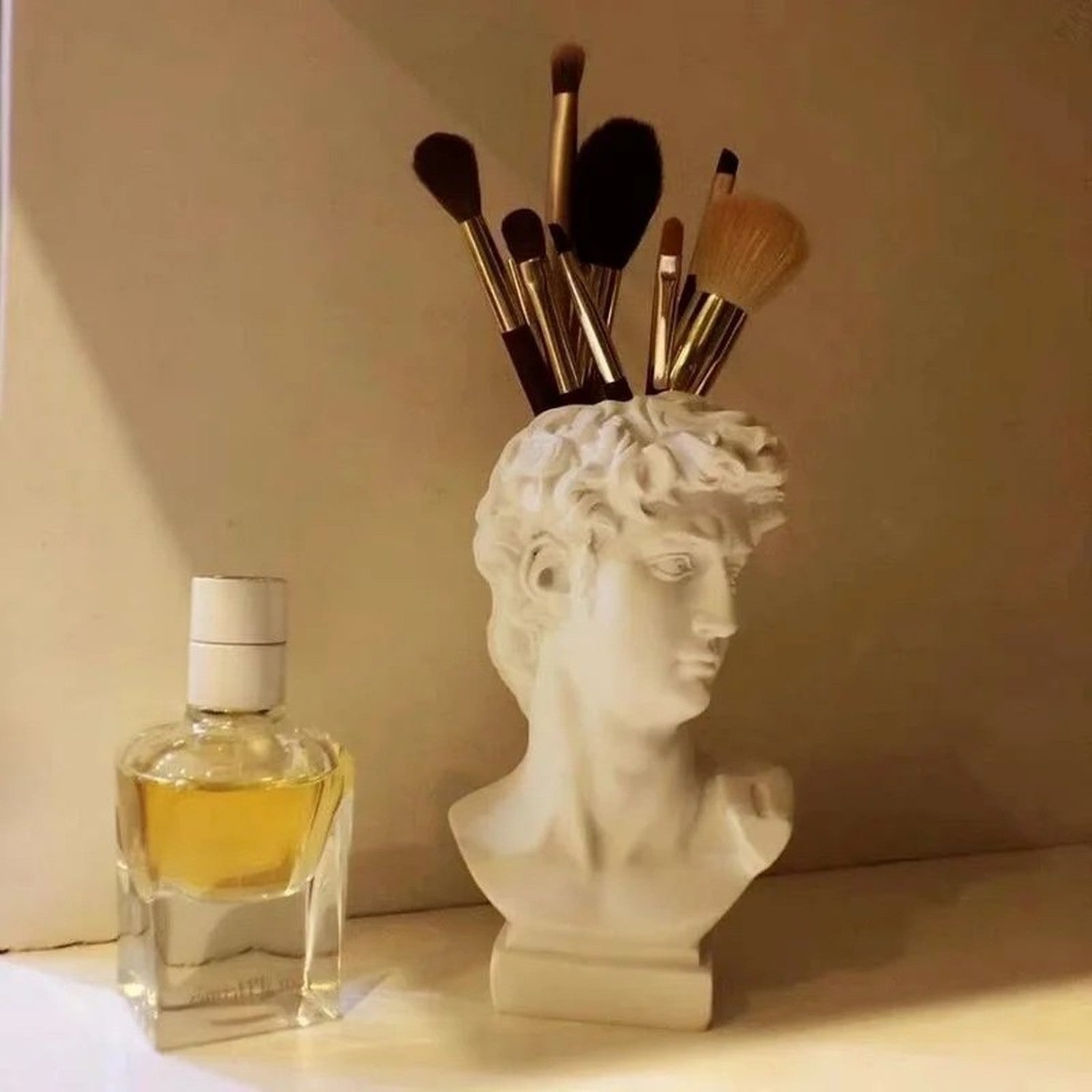 Vase buste antique en résine blanche utilisé comme porte-pinceaux maquillage