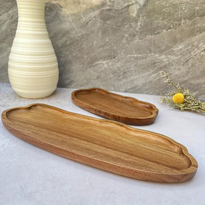 Les deux tailles du plateau bois organique sur surface marbre avec vase blanc