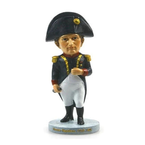 Vue complète de la statue de Napoléon Bonaparte en résine depuis l'avant
