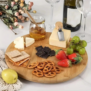 Plateau bambou avec fromage charcuterie raisins crackers et miel style apéro chic