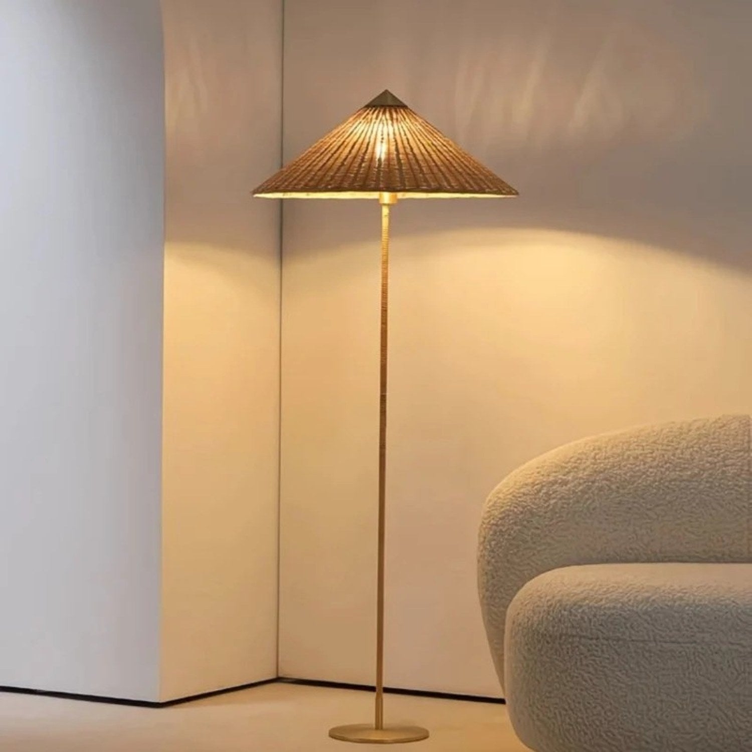 Lampadaire abat-jour bambou naturel tressé allumé dans un salon contemporain