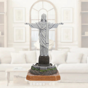 Statue du Christ rédempteur dans un salon avec canapé en arrière-plan