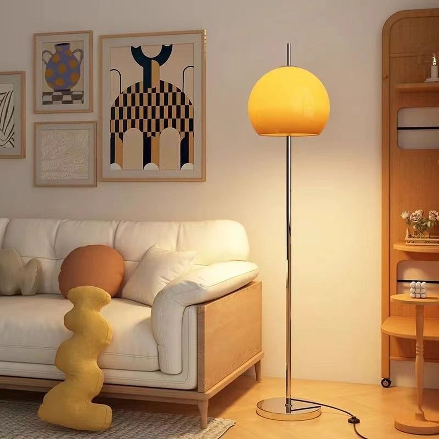 Lampadaire globe orange dans un salon moderne