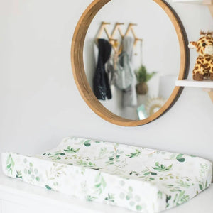 Photo réelle de la housse de matelas à langer motif feuillage sous un miroir rond