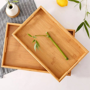 Plateau en bambou avec tige bambou vase blanc et citron sur surface claire