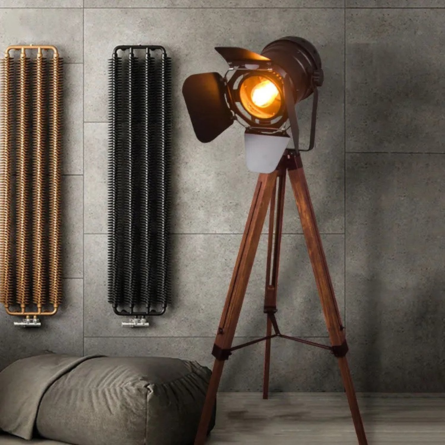 Détail de la tête noire du projecteur avec ses volets orientables allumée