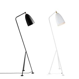 Lampadaire trépied disponible en noir et en blanc sur fond neutre