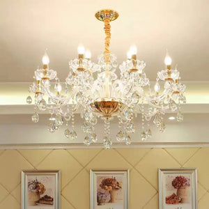 Lustre baroque en cristal doré dans un salon avec cadres décoratifs