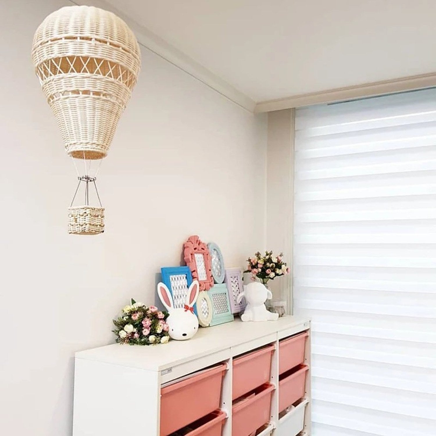 Ballon en rotin décoratif chambre enfant rose