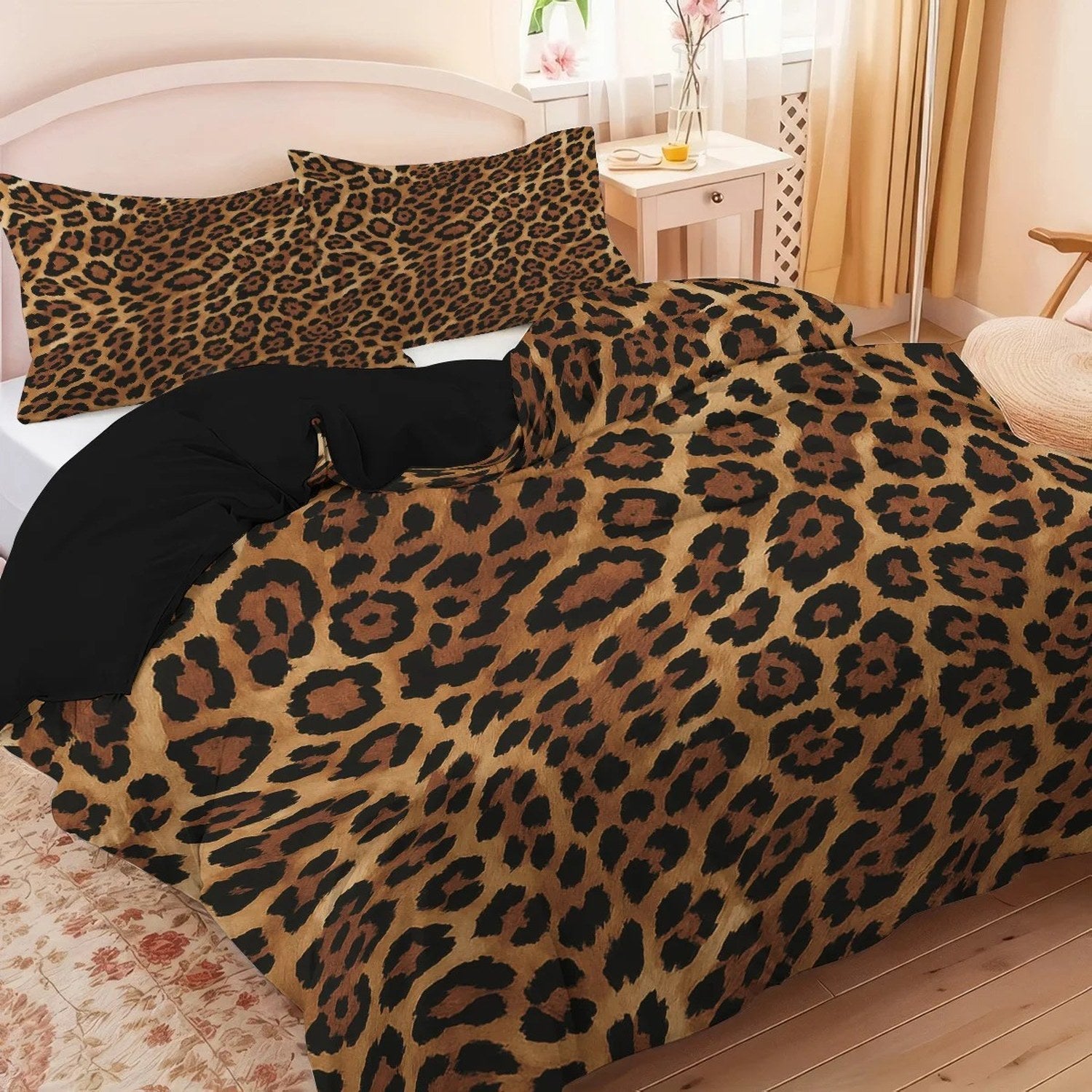 Parure de lit léopard marron avec doublure noire sur un lit dans une chambre rose