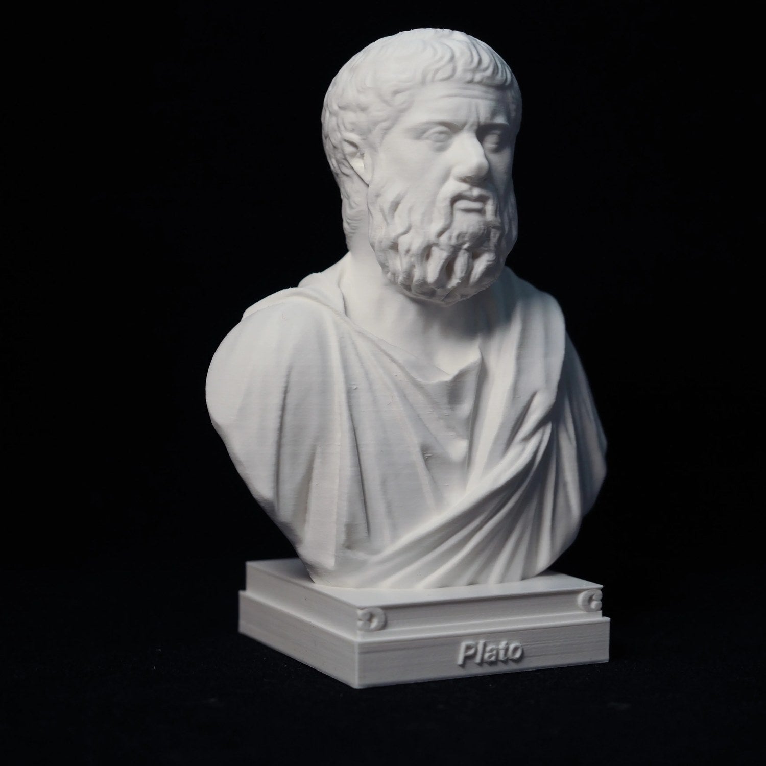 Vue 3/4 du buste de Platon blanc en PLA sur fond noir