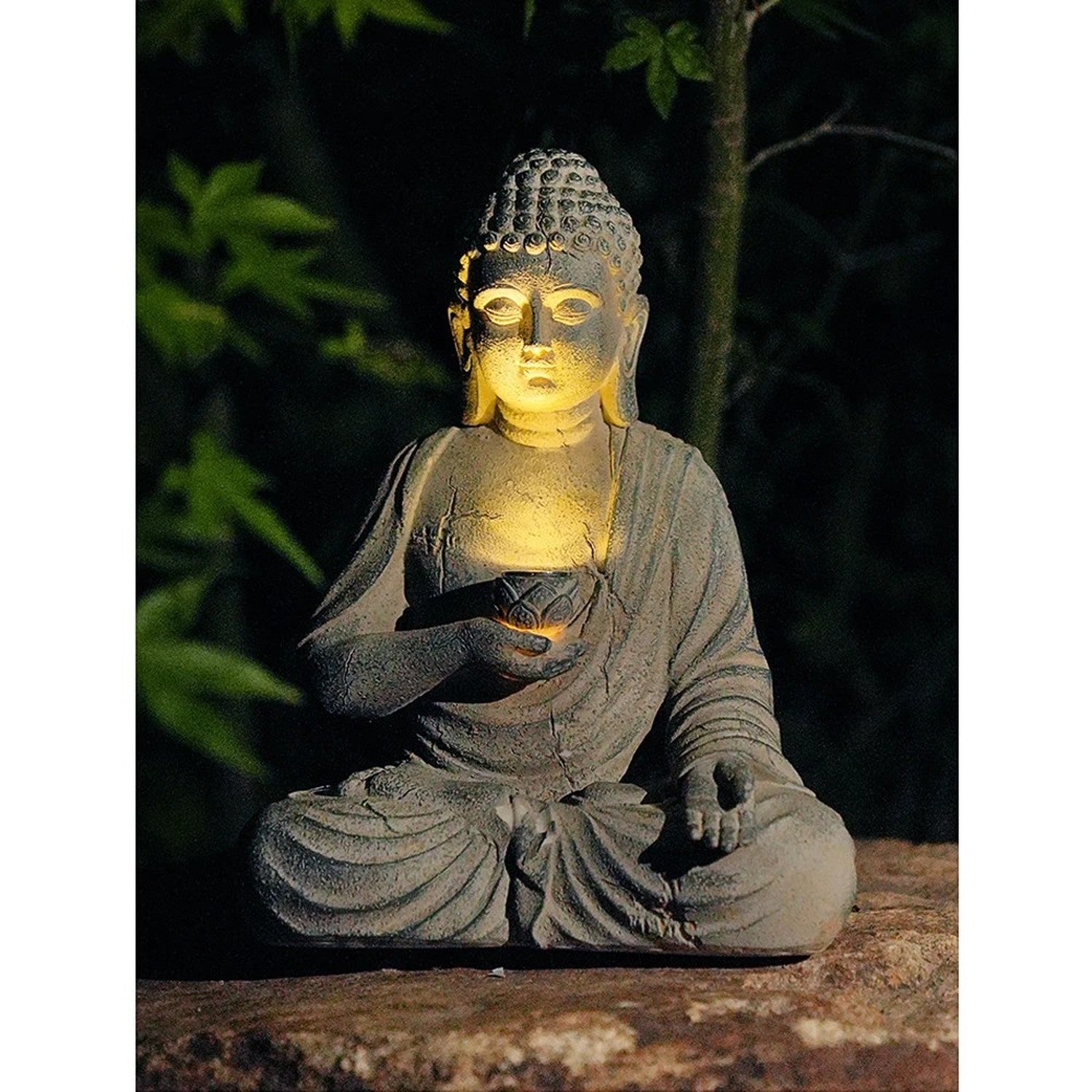 Statue Bouddha solaire lumière lotus LED dans un jardin de nuit avec bambous