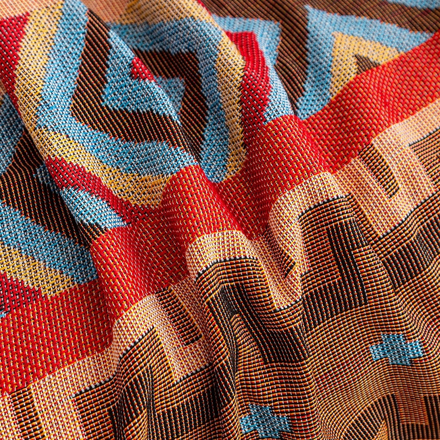 Gros plan sur le tissage épais et les motifs géométriques du couvre-lit