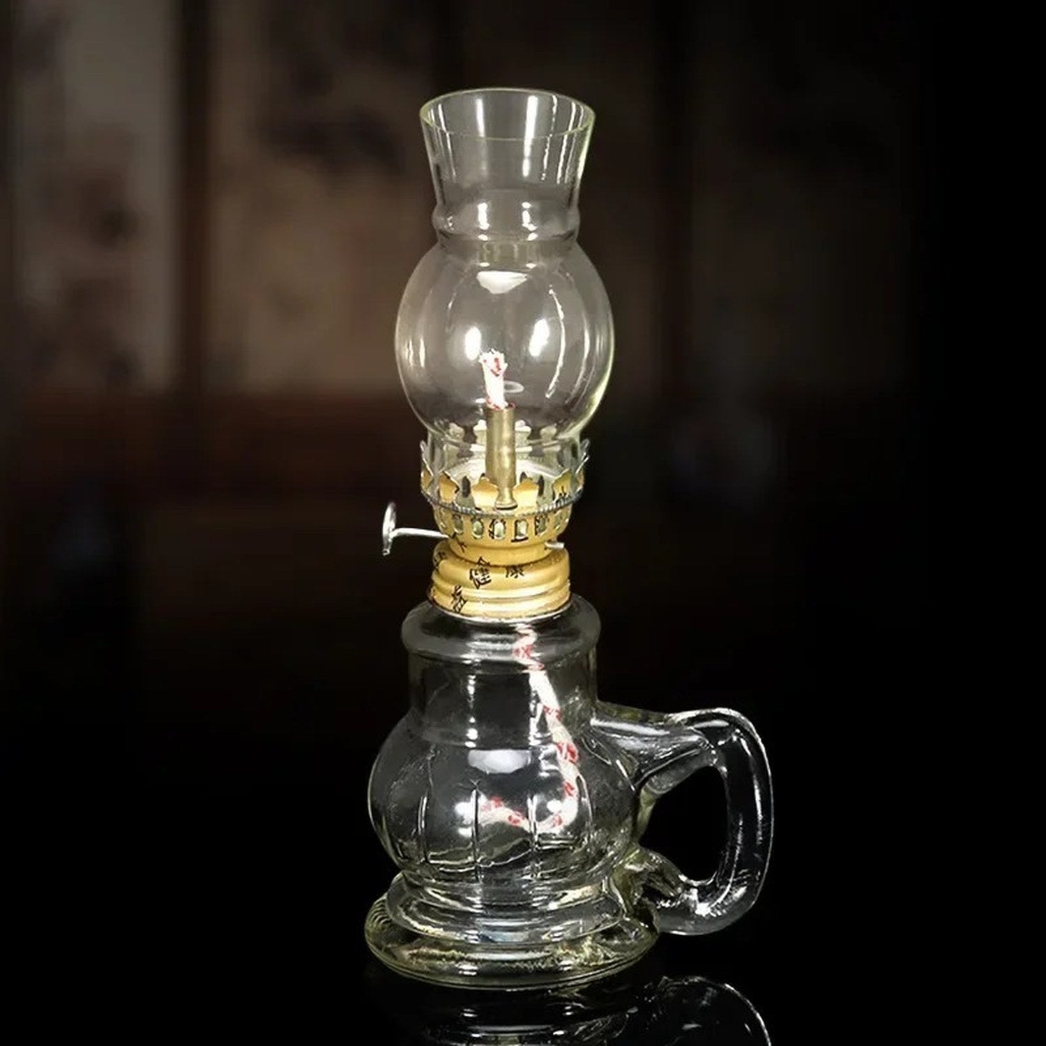Lampe à pétrole en verre sur fond boisé sombre ambiance rétro