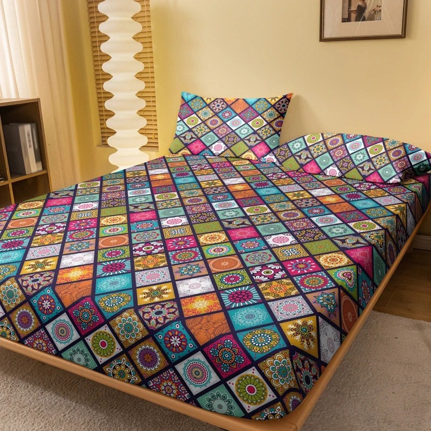 Drap housse imprimé mandala bohème installé sur un lit avec une taie assortie