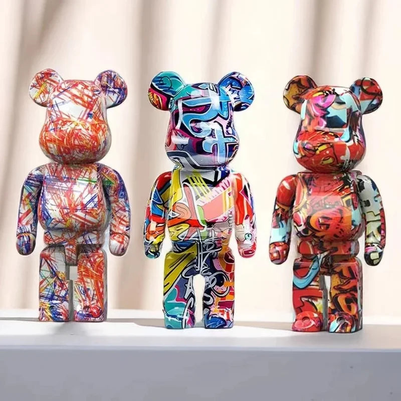 Sculpture ours graffiti dans son emballage de protection