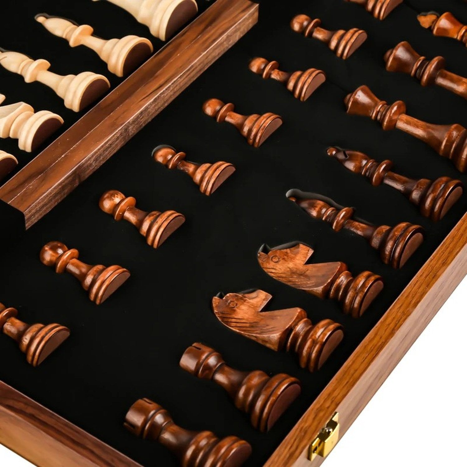 Jeu d'échecs en bois artisanal - vue 1